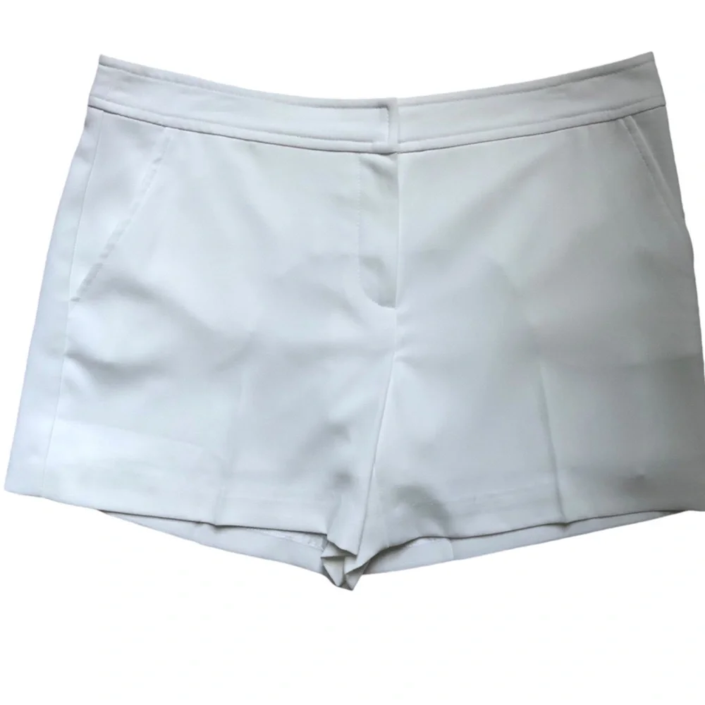 Trina Turk Daulton Crepe Short in White Size 8 - Picture 3 of 7